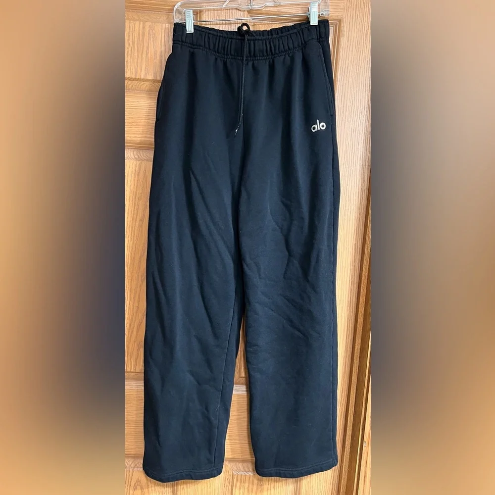 ALO Yoga Accolade Straight Leg Sweatpant in Black - Picture 3 of 7